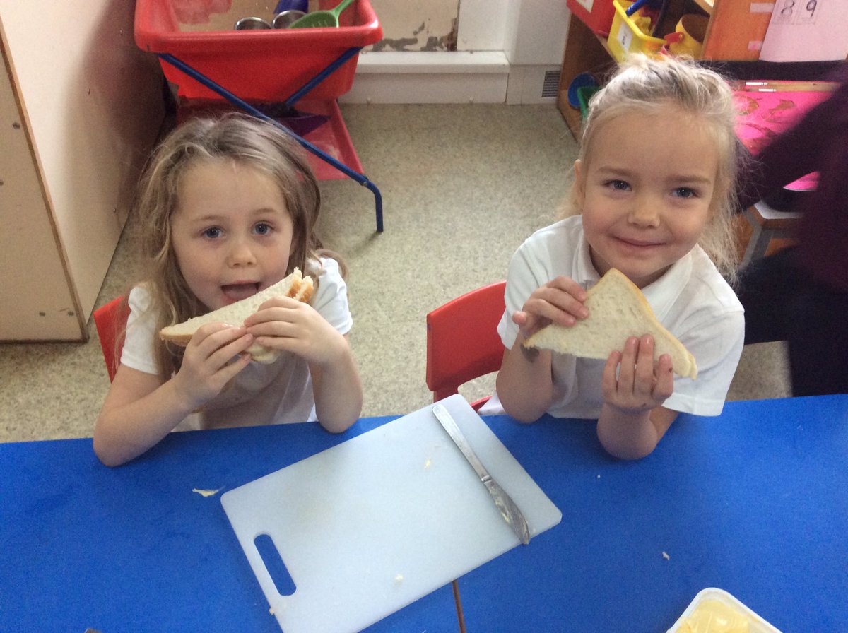 ReceptionMMoor's tweet photo. A busy day making jam sandwiches and then thinking hard about the instructions needed and the order in which we need to do things - a super day in reception #MMaths https://t.co/FvwhlGBcnF