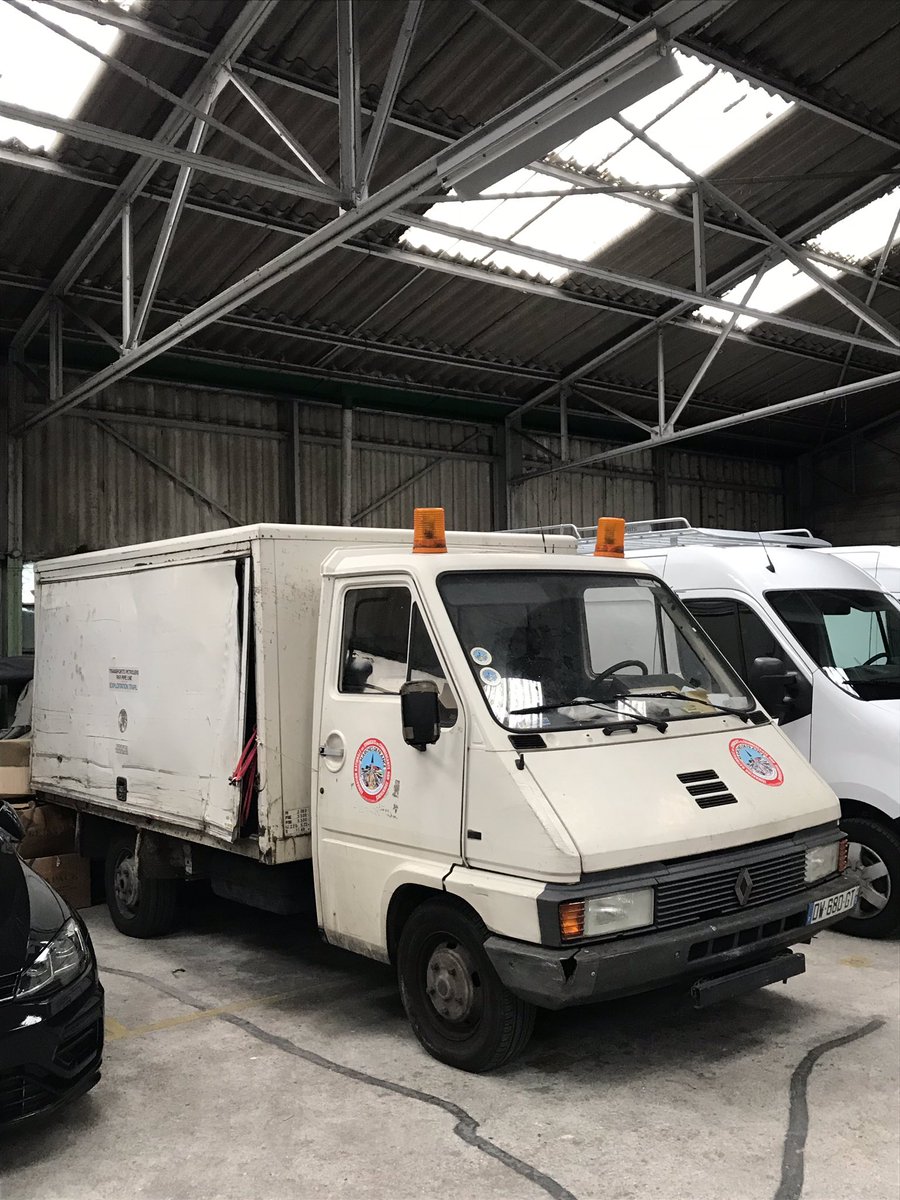 dw_jacson's tweet photo. Finding a vintage #Renault van with my initials on the plate and its authentic stickers on is no easy task.
 
What do you think of this #RenaultMASTER P35 made in Batilly 🇫🇷? #LCVexpert https://t.co/sS2oTglvQQ