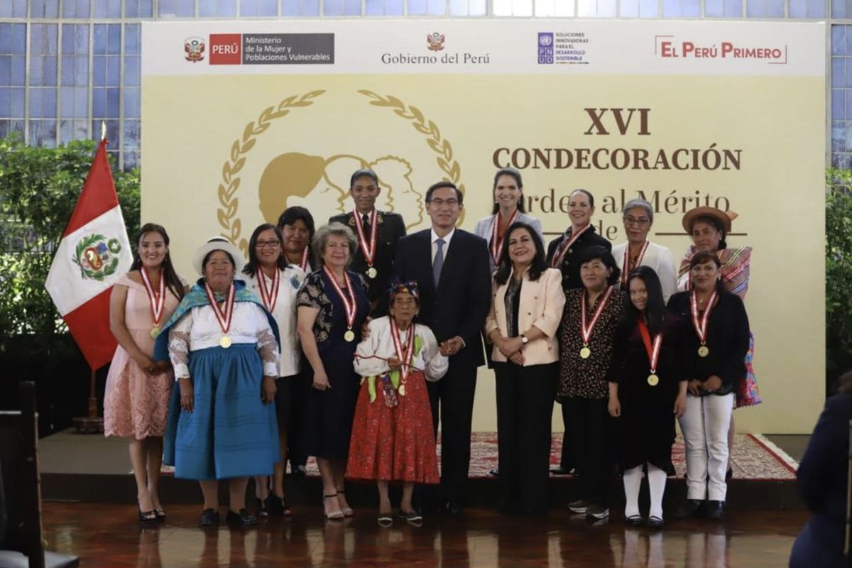 Agencia_Andina's tweet photo. 📸Presidente Martín Vizcarra otorga condecoración a mujeres peruanas destacadas de 2019 #MujeresqueInspiran  https://t.co/wtLNM6Ws0R 

(Foto: ANDINA/ Prensa Presidencia) https://t.co/afos2DVfI2