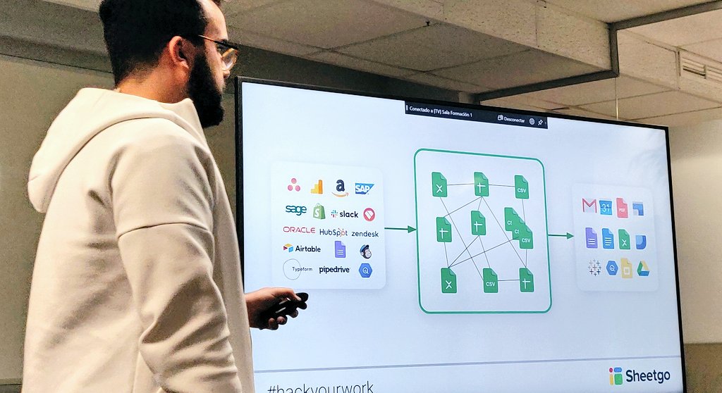 xmooth's tweet photo. Ahora, @ddancausa nos enseña por qué en @Sheetgo aman las hojas de cálculo... Porque todas las SaaS al final tienen APIs o una opción de exportar a Spreadsheets, y querremos hacer cosas con los datos que contienen. #hackyourwork https://t.co/v4isPsdM6N