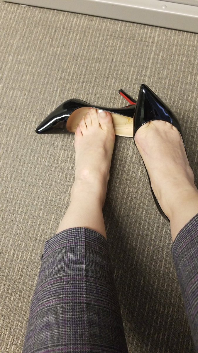 QFinDomme's tweet photo. From 3 to 4 p.m. CST today, I'll have my DMs open only to those who properly first pay tribute to the Queen. Your first message to me should be, "what is your Cash app username, Queen?" https://t.co/6fjilHJlhk