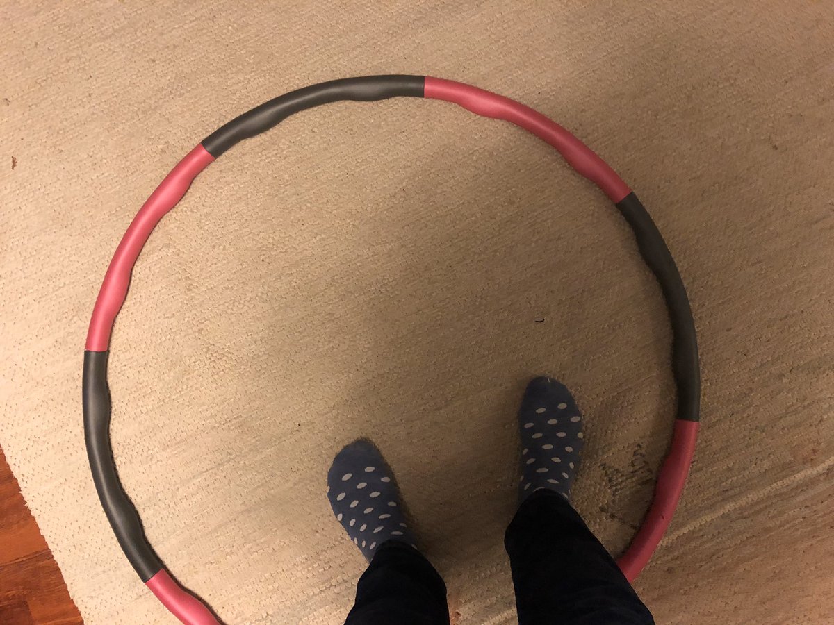 NinaTick's tweet photo. Onko mua huijattu? #hulavanne ei pysykään kivasti pyörimässä vyötärön ympärillä 😒. Jos #vyötörö tässä leikissä löytyy, niin johtunee ainoastaan toistoista, kun nostan vanteen lattialta. #eionnistu #enosaa #missävika #ottaapattiin https://t.co/01XRiAT9cO