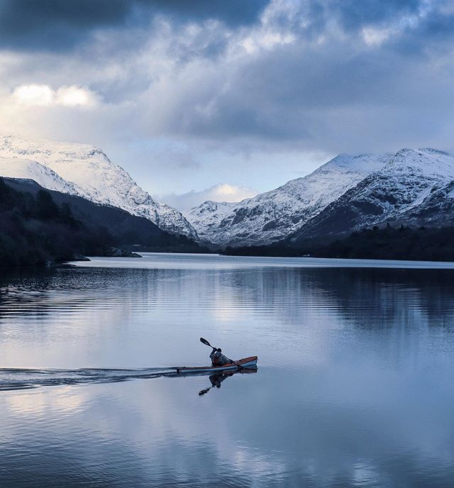 ❄️ Winter has arrived at Llyn Padarn, Snowdonia National Park. 

📸 MATHEW HUGHES
instagram.com/mathughes/

📲<a href="/visitsnowdonia/">Snowdonia National Park</a>