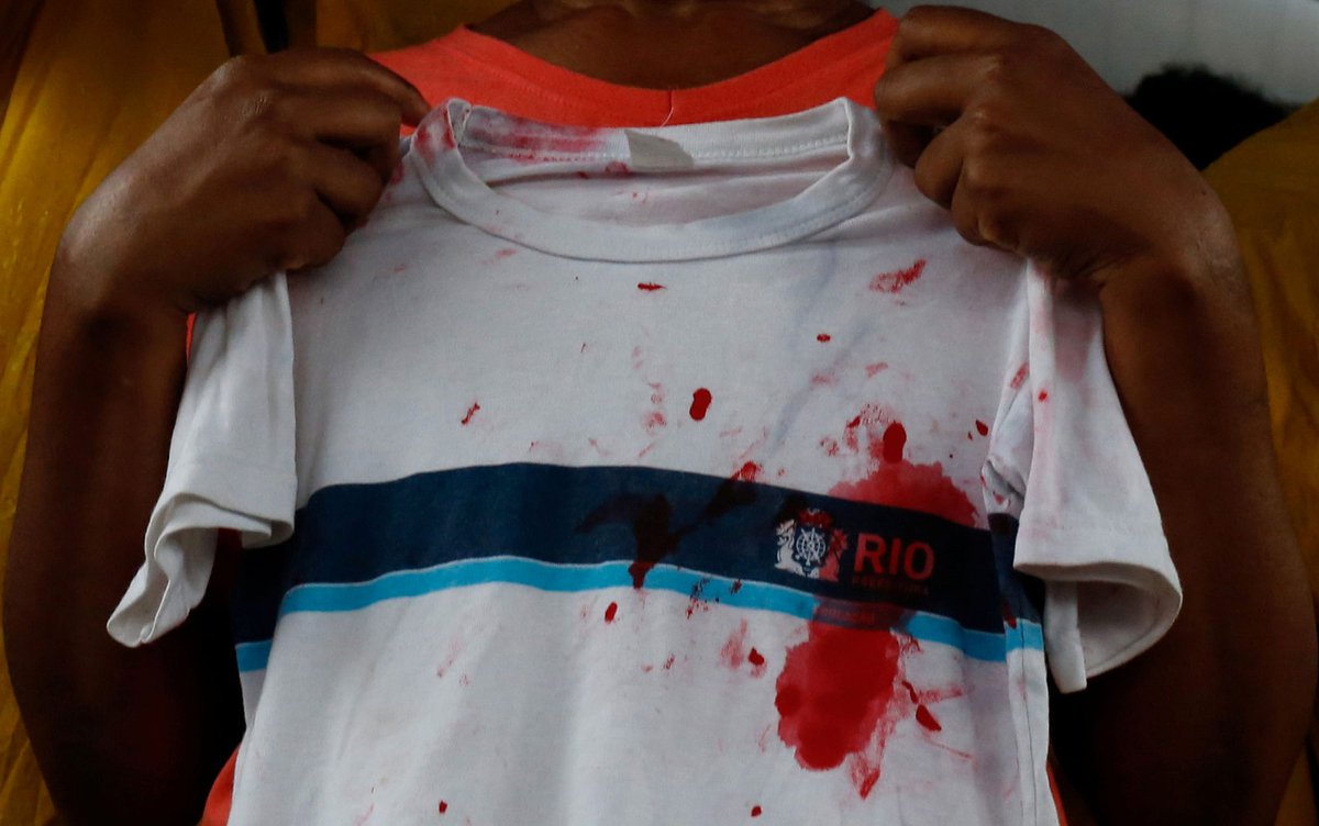 Corpo de menina morta por bala perdida é enterrado no RJ ==> https://glo.bo/34ZIeTs #G1