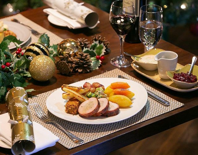 Genießen Sie einen Festtagsbrunch im typisch österreichischen Stil im Restaurant Jagdhof mit traditioneller Gans, feinen Fleischgerichten, handgefertigten Gebäck- und Kartoffelspezialitäten und frischesten Fuschlsee-Fischen. 25.12. von 12-15 Uhr, EUR 58 pro Person inklusive …