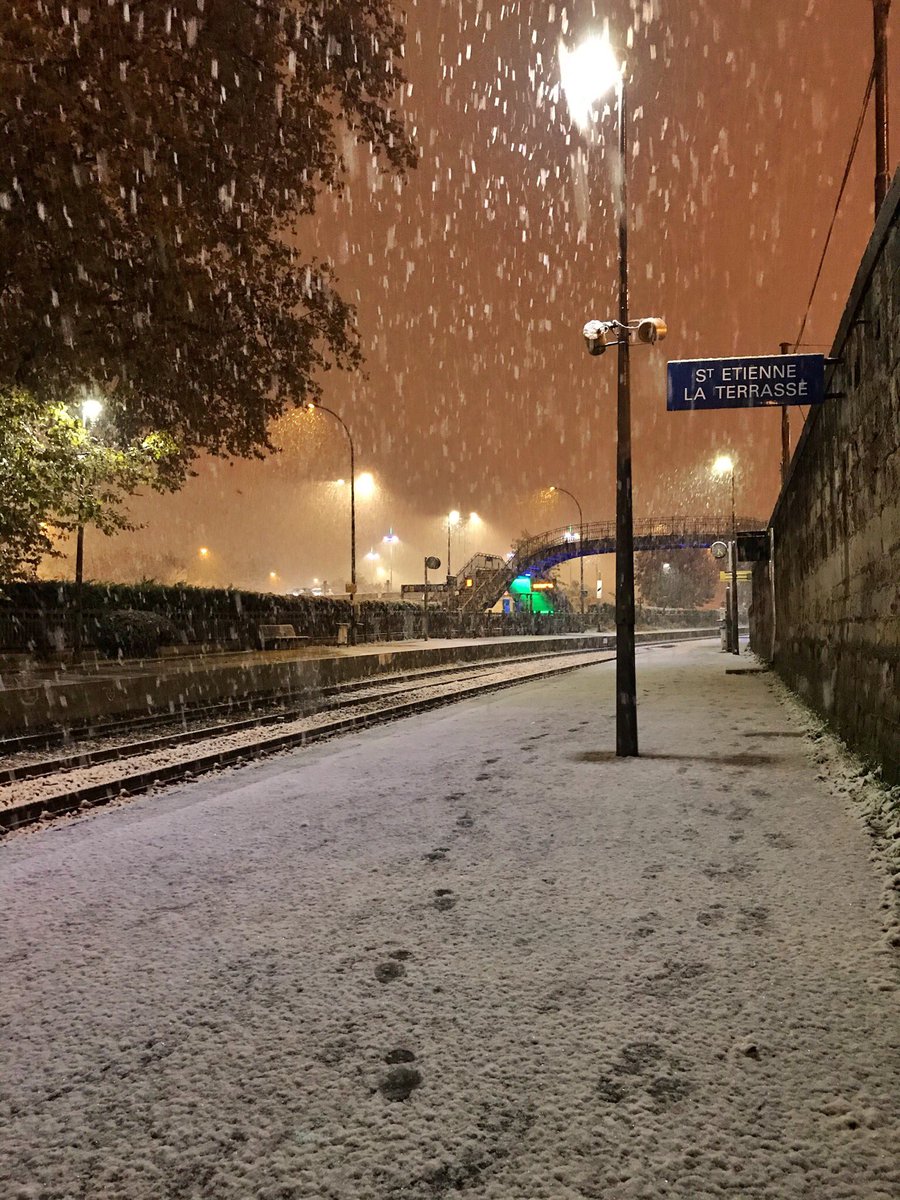 Blandine_42's tweet photo. Premiers flocons ⛄️
#saintetienne #neige https://t.co/lv0WzVCPBk