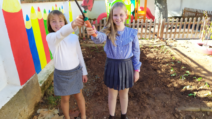 CosasdeClaseATV's tweet photo. Este domingo, en #CosasdeClase… 
Visitamos las tres escuelas del C.R.A. La Cepa que están en Paniza, en Aguarón y en Cosuenda. Aprenderemos a elaborar paté, a plantar en un huerto ecológico y a hacer compost con lombrices.
El domingo, a las 10.15 h. en @aragontv https://t.co/uHQ2qXOXRW