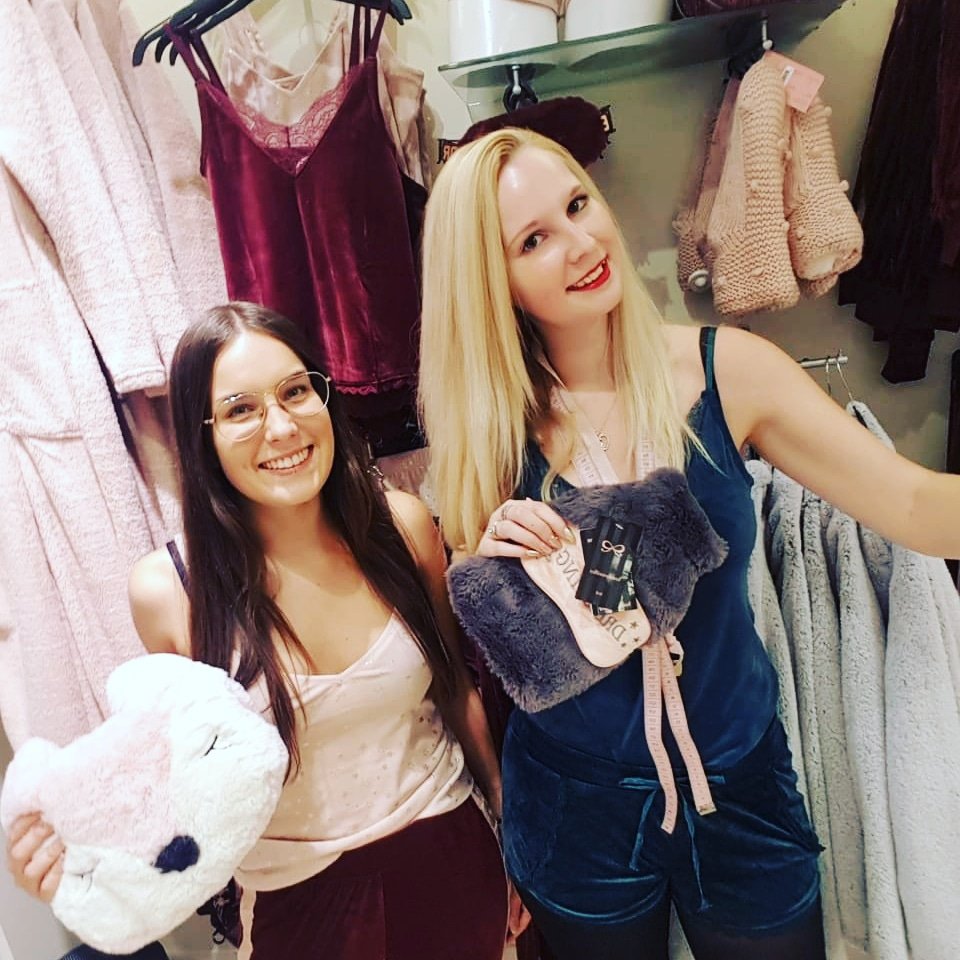 riannrara's tweet photo. #Couchdate with #cosy Kuschelzeit bei #Hunkemoller 😀✨ https://t.co/V6DsG1kmkx