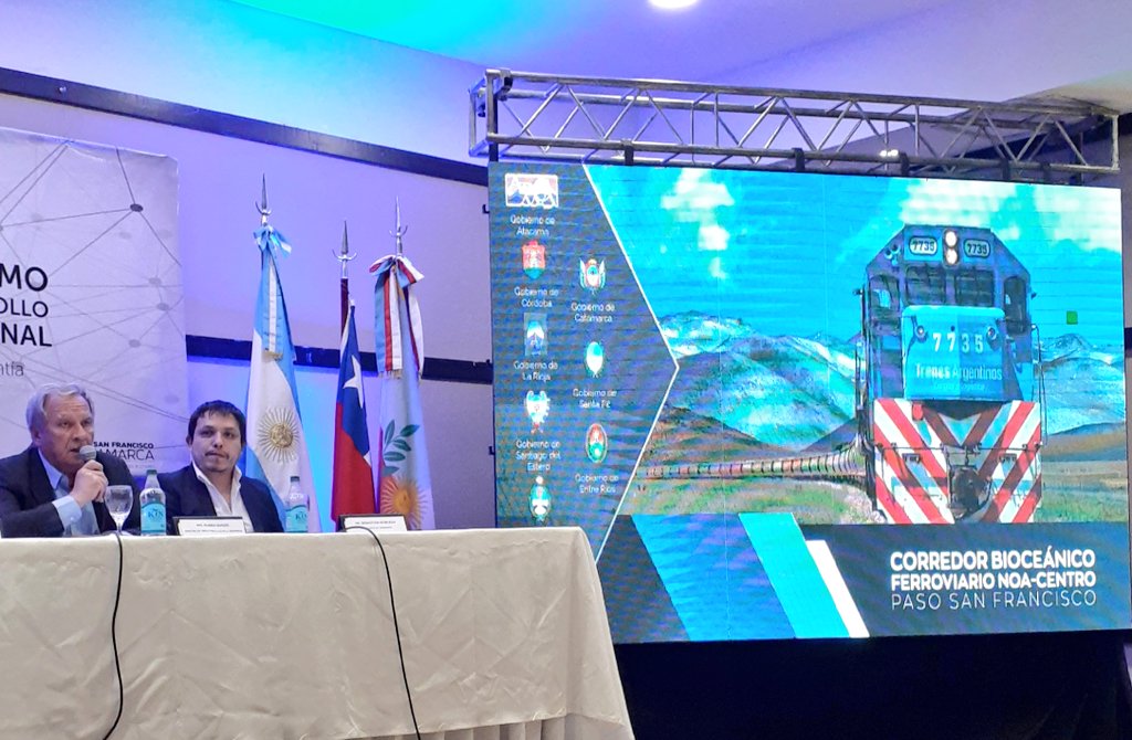 mali_serrano's tweet photo. El vicegobernador electo Ing Rubén Dusso, actual ministro de Obras Publicas de #Catamarca expone potencialidades del #PasoDeSanFrancisco que está totalmente pavimentado.
Tenemos que usar también los puertos del pacifico. #CorredorBioceanico #ChacoExporta https://t.co/uRs0pmFWXC