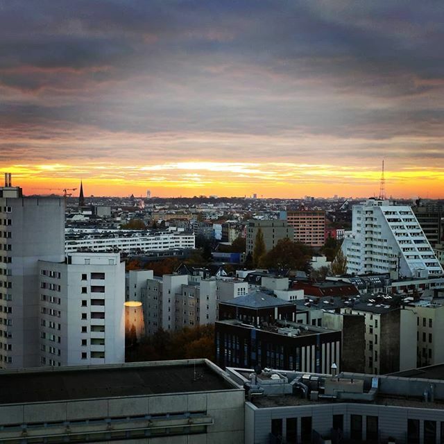Ey, #Berlin was geht denn hier ab? #sundown #sonnenuntergang ift.tt/33TzVZq