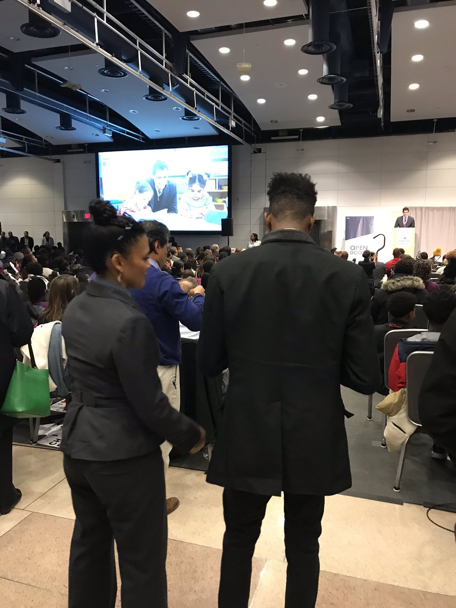 jessicasutterW6's tweet photo. Proud to stand with so many DC charter supporters &amp; see so many students &amp; families calling on the District to ensure all DC students &amp; schools can access quality schools in public facilities. Shoutout to @RWPCSROXIE for their photojournalism skills! #Ward6schools #EndTheList https://t.co/UOQI38hSy2