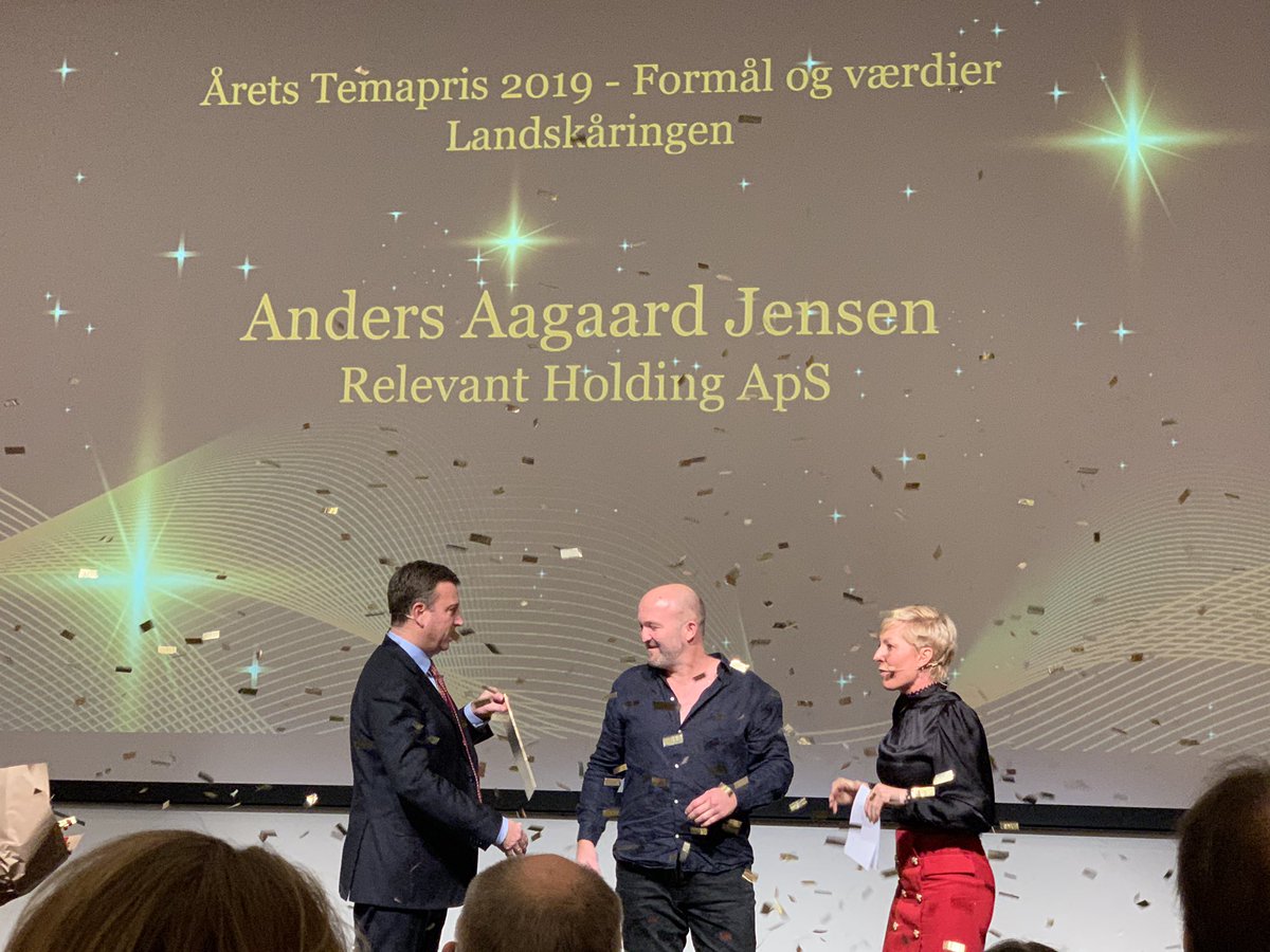 UllaUbr's tweet photo. Årets temaprisvinder ved kåringen af #åretsejerleder2019 blev @Madklubben1. Stort tillykke fra @PwCDanmark og @DanskErhverv!!! https://t.co/ll1rGBPJTu
