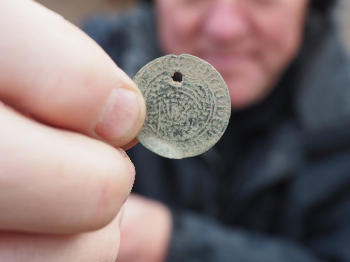 TheDigVenturers's tweet photo. A medieval jetton from our recent dig at @PonteCastle
It's got a little ship on it and was probably made in Nuremberg 1490-1550 β΅οΈβ΅οΈβ΅οΈ
Someone later pierced a hole in it, perhaps to turn it into a button, sequin, or to carry on a string!
#PonteCastleDig #recycled https://t.co/9xOCLHZKUF