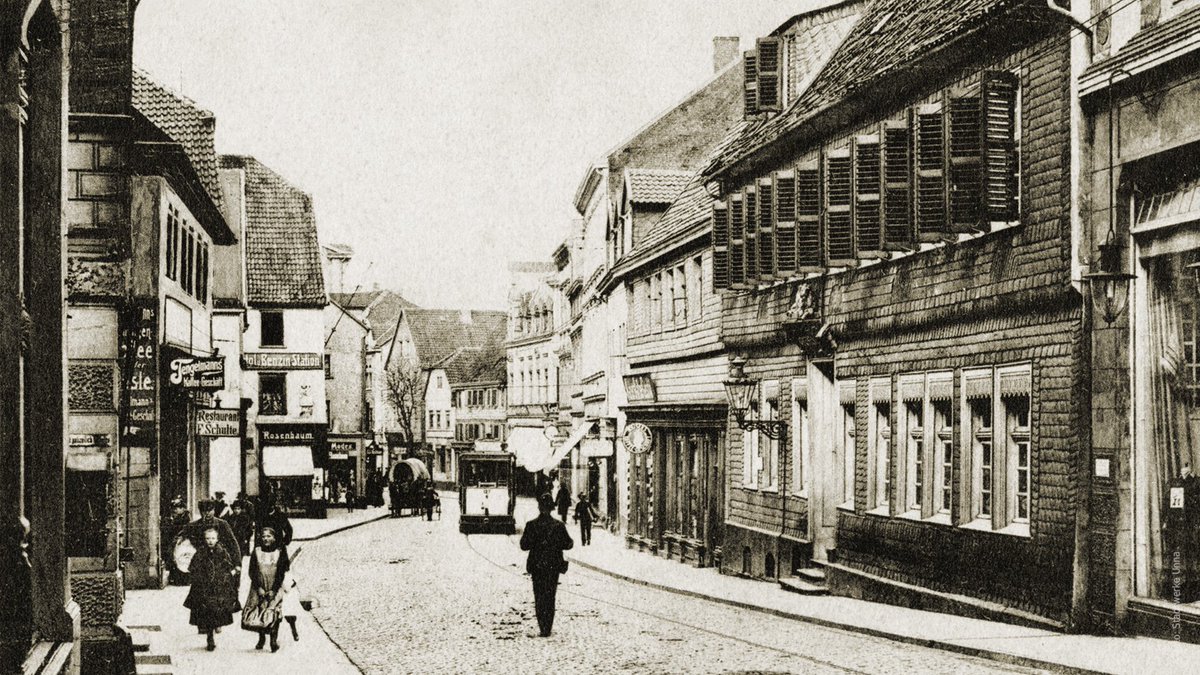 stadtwerke_unna's tweet photo. Aus dem Stadtwerke-Fotoalbum: Obere Bahnhofstraße, rechts die "Löwen-Apotheke" (um 1910)
#historischesunna #fotoalbum #unna #damals #stadtwerkeunna #unnacity #energie #anno1910 https://t.co/Q7fRKlFVlD