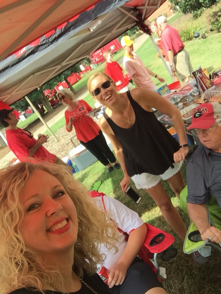 MarandaJaggers's tweet photo. Gratitude Day 9- Can’t beat a good tailgate and college football game outside in the fall! @BraelinnStars #godawgs #govols #housedivided #shinebright https://t.co/CqQdVr6i29