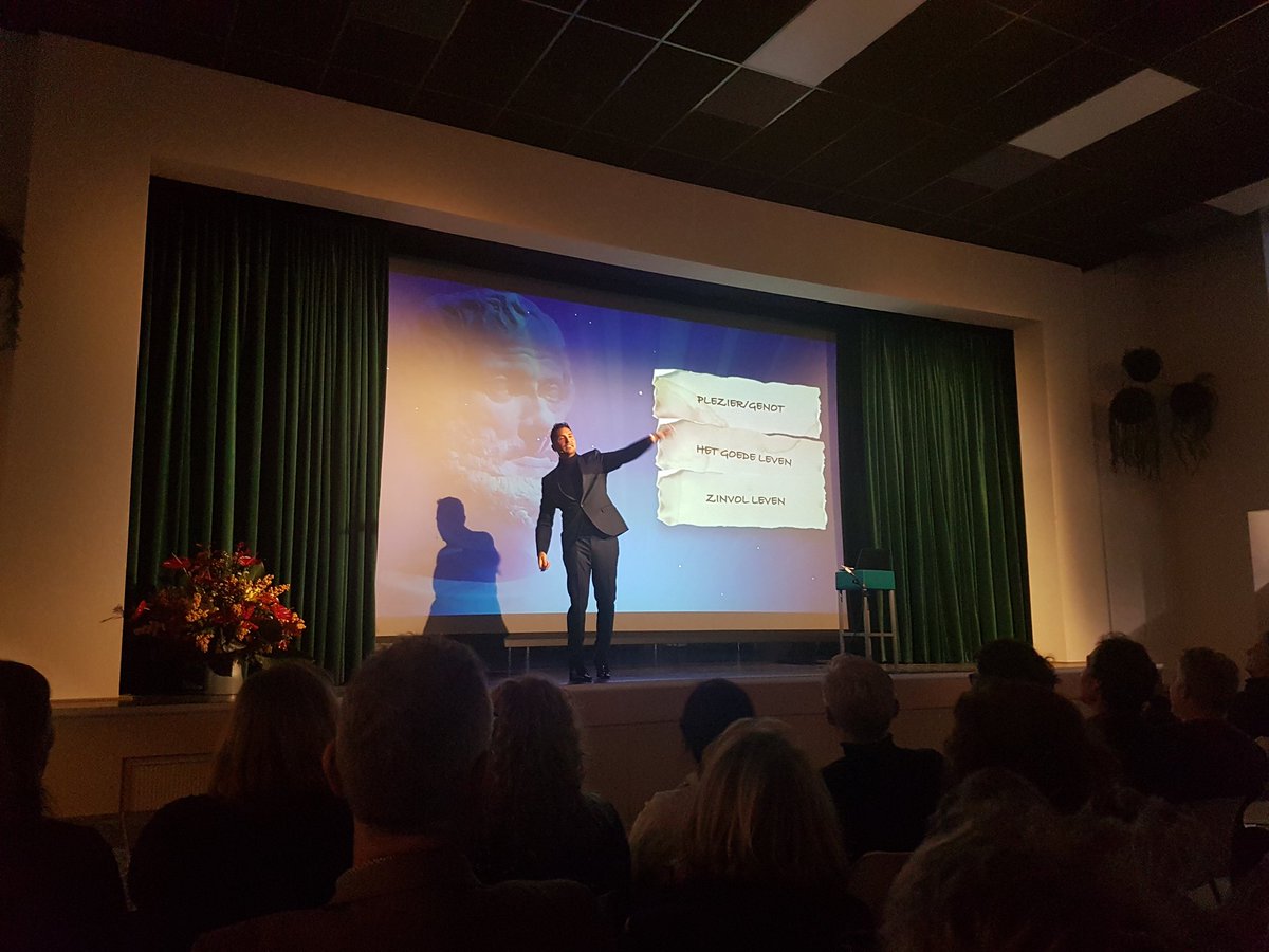 'Als je blijft staren naar het verleden, sta je met de rug naar de toekomst. En in het verleden gebeurt niets meer, wordt echt niet beter.' <a href="/guidoweijers/">Guido Weijers</a> mooie masterclass over geluk! #afscheidhansverschoor