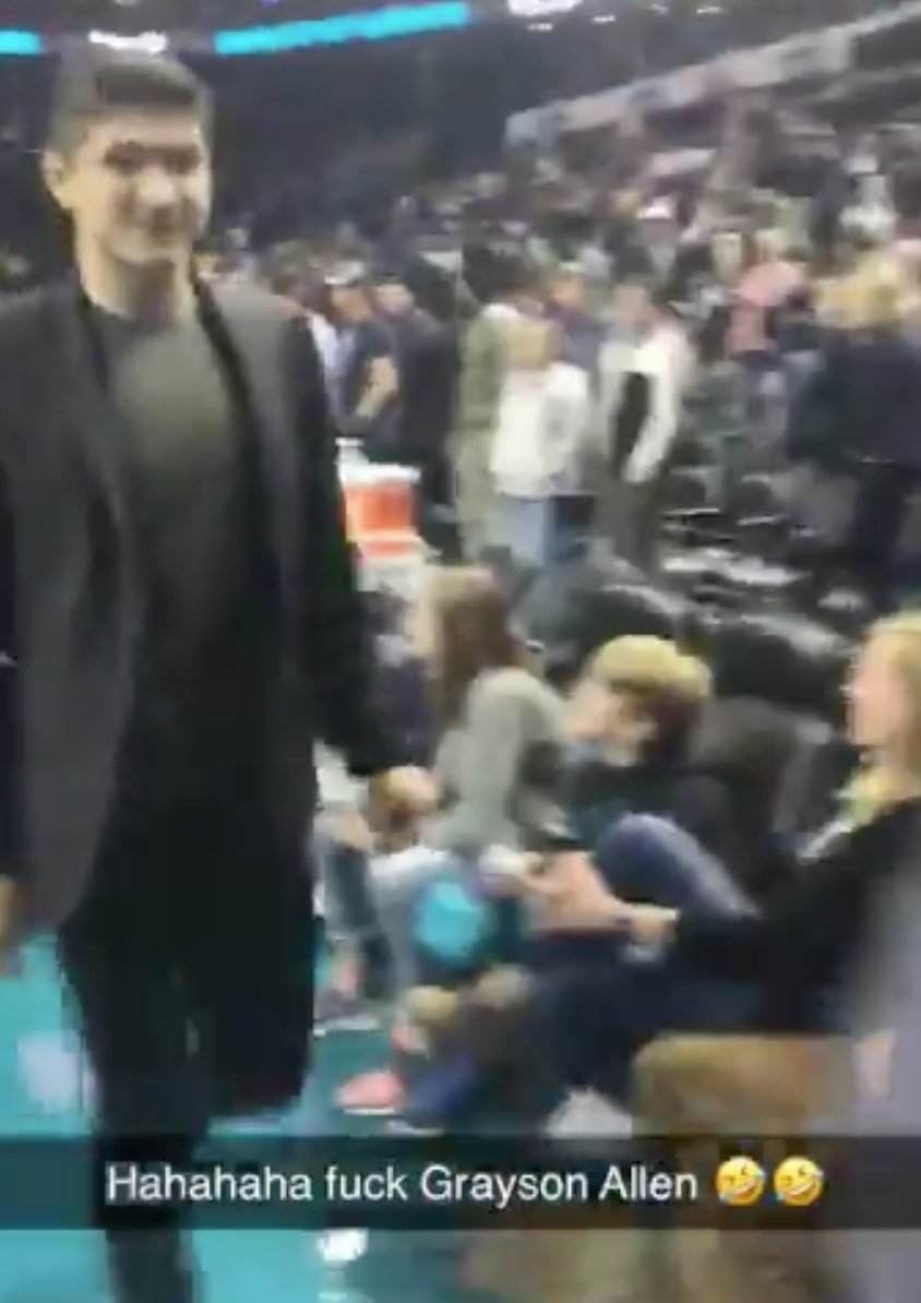 A Fan Looks Grayson Allen Directly In The Eyes And Tells Him He's A Bitch While Laughing In His Face
https://www.barstoolsports.com/barstoolu/a-fan-looks-grayson-allen-directly-in-the-eyes-and-tells-him-hes-a-bitch-while-laughing-in-his-face … pic.twitter.com/zTYjgZ50lc