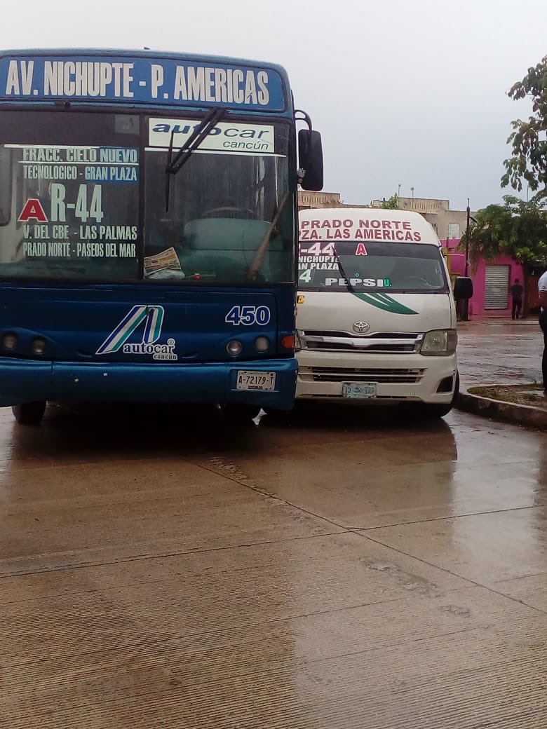 Accidente entre dos unidades de transporte público ruta 44 en el fraccionamiento Prado Norte. No se reportan heridos. Se está en espera de las autoridades correspondientes.