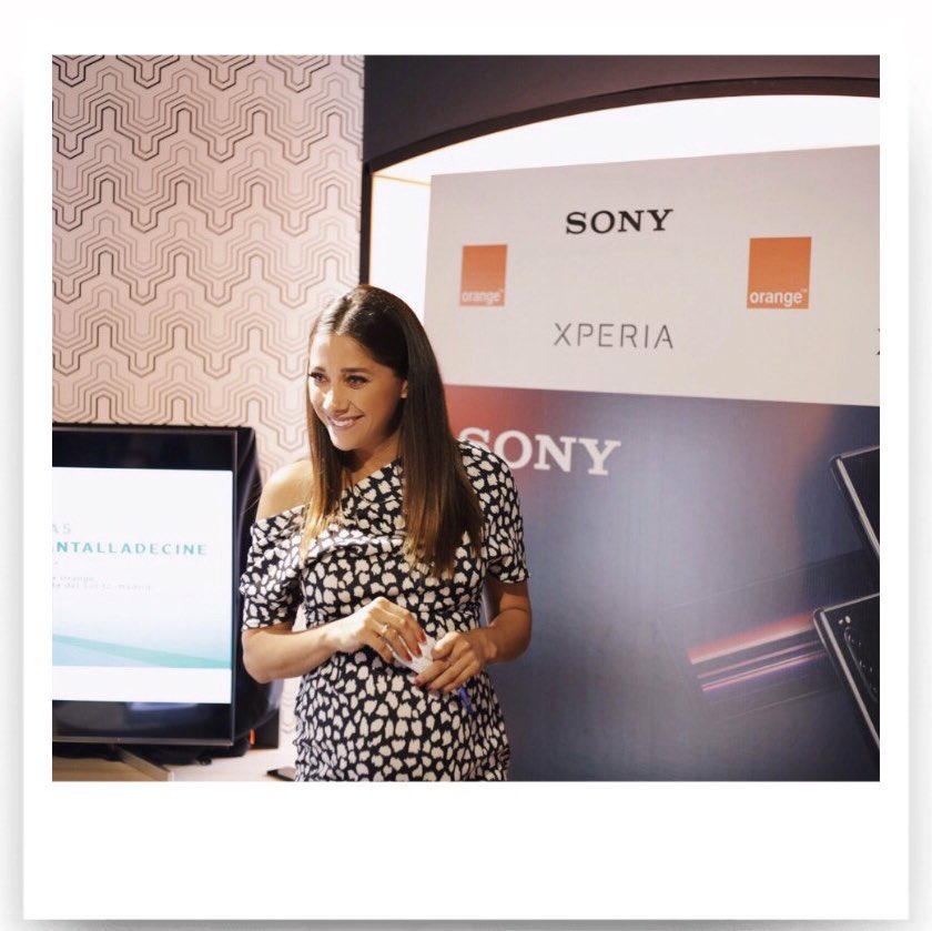 Mariam_Hernan's tweet photo. Hoy he presentado el nuevo #Xperia5 de @SonyEspana en la tienda @orange_es de La Puerta Del Sol. 
Calidad de Imagen y sonido espectaculares 🙌🏻 #unapantalladecine #cinemapro https://t.co/LfwmaZoGrV