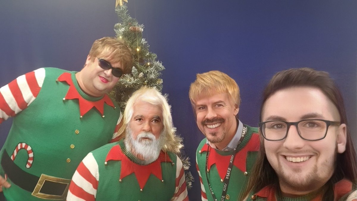 Oh dear, someone has been messing around with their filters... I look fabulous though... 
#xmas #selfie #elfie
