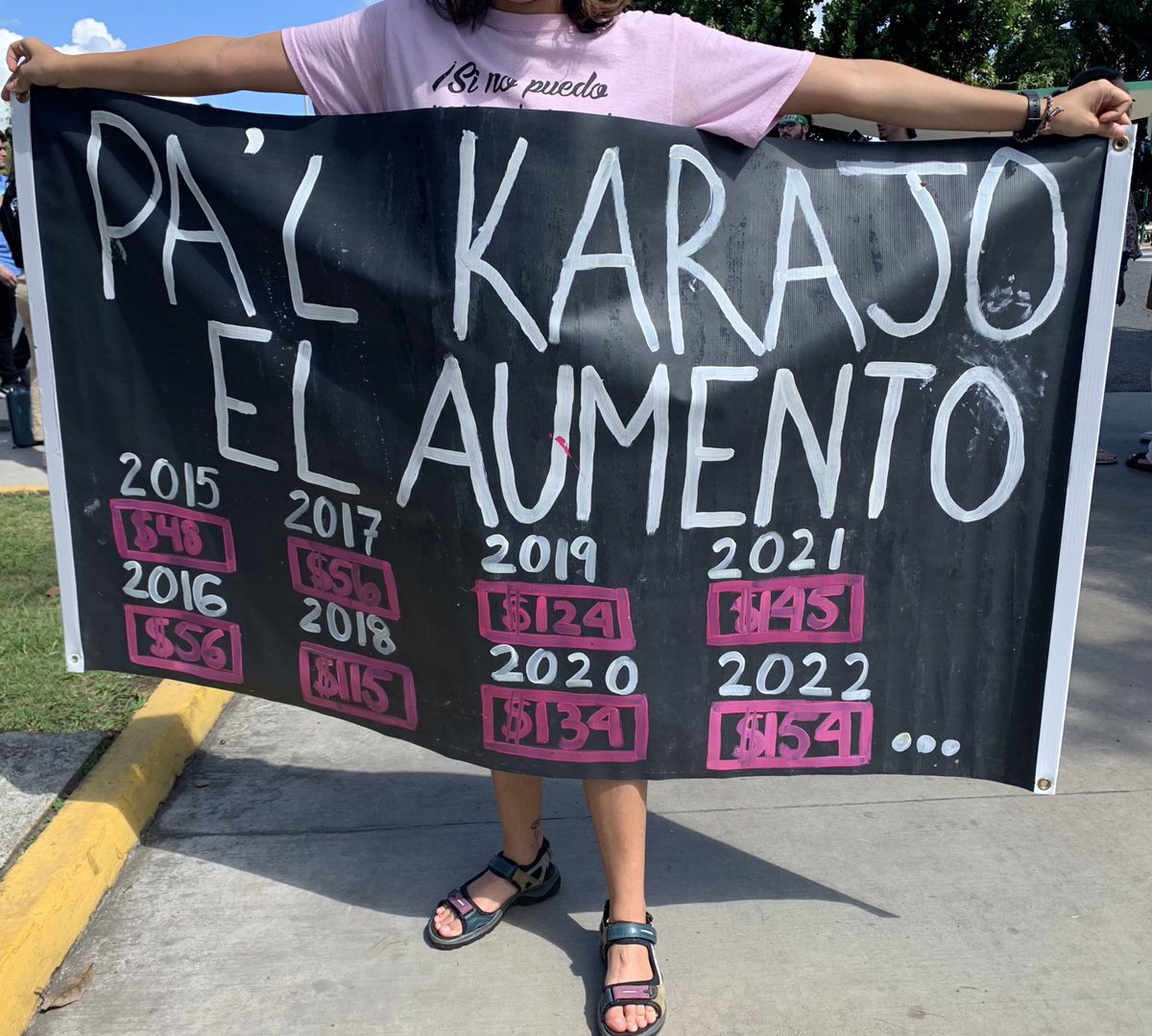 CCMUPR's tweet photo. 🚨 AHORA 🚨
Comienza el piquete frente a la Vita. ¡Llégale que estás a tiempo!
Simultáneamente estermos comenzando con el tuitazo #UPRAccesible.
#CCMInforma https://t.co/iP2rFFVcIq
