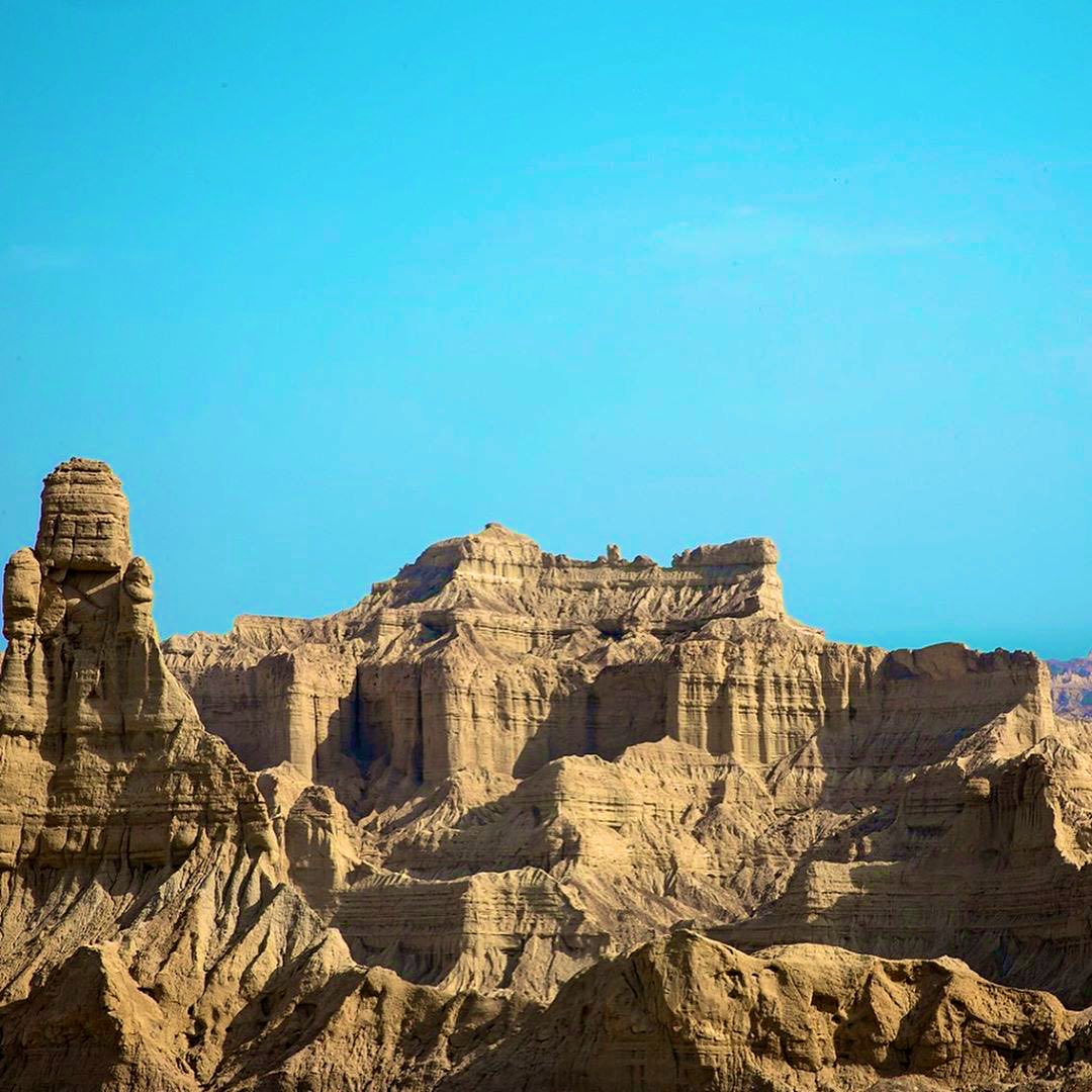 Baloch_infox's tweet photo. أبو الهول البلوشي 😅
أميرة الأمل 👩‍🦳

هذه المجسمات عبارة عن ترسبات صخرية تكونت بفعل عوامل التعرية في بلوشستان

محمية هنگول تقع في مكران الباكستانية وهو مكان سياحي يأتيه الزوار من كل الجنسيات ❤️

لقب مجسم ( أميرة الأمل ) سمتها أنجلينا جولي عند زيارتها للمنطقة لأعمال خيرية https://t.co/XTj2JUg1rs
