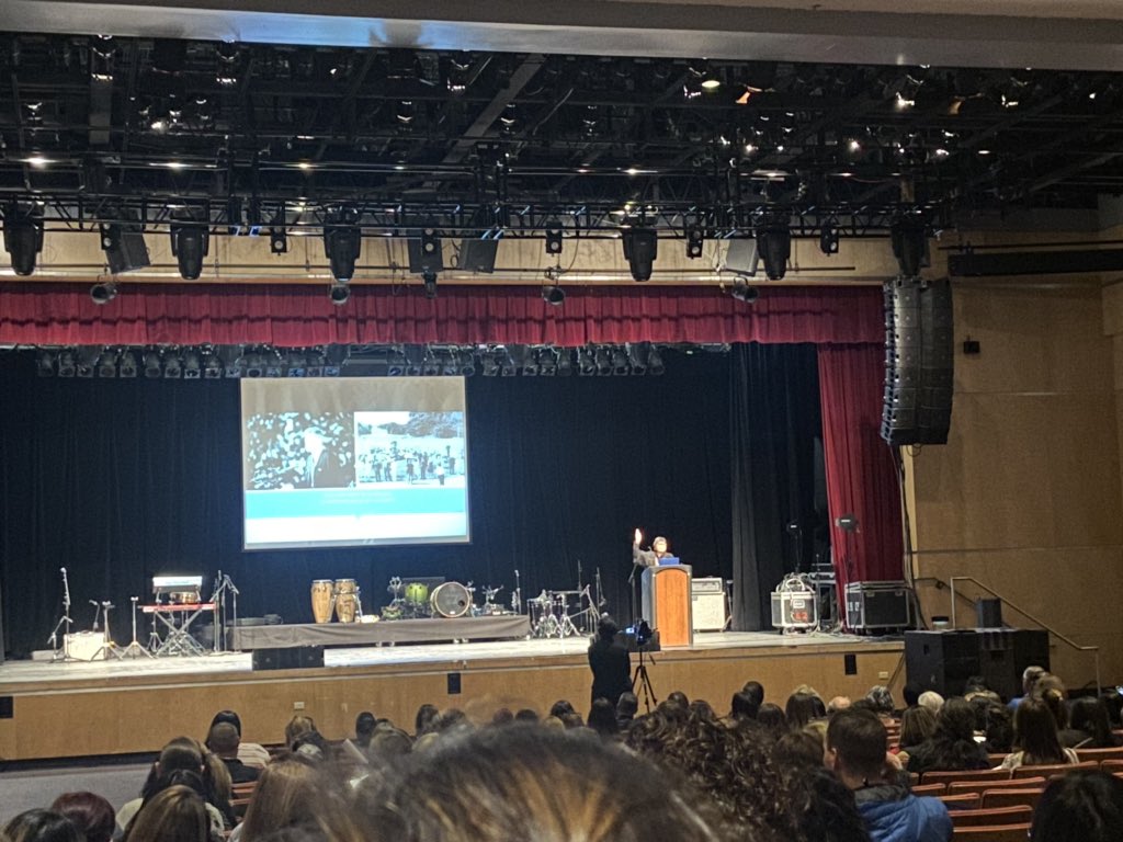 One of the most important parts of bilingual education is exposure to authentic texts in the native language.  👏🏼👏🏼👏🏼 #LaCosecha2019 #duallanguageeducation