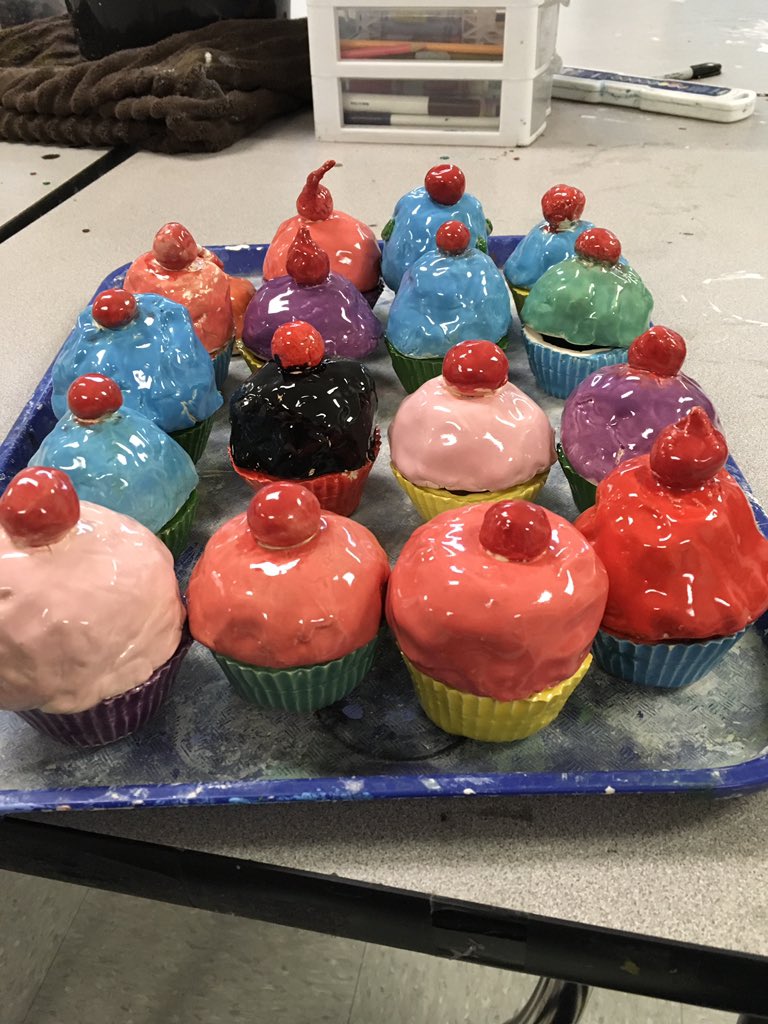 SchmallMelissa's tweet photo. Mrs. Peeper’s class is ready to take home their cupcakes.@crosswindeagles https://t.co/Fv7g1eLIQa