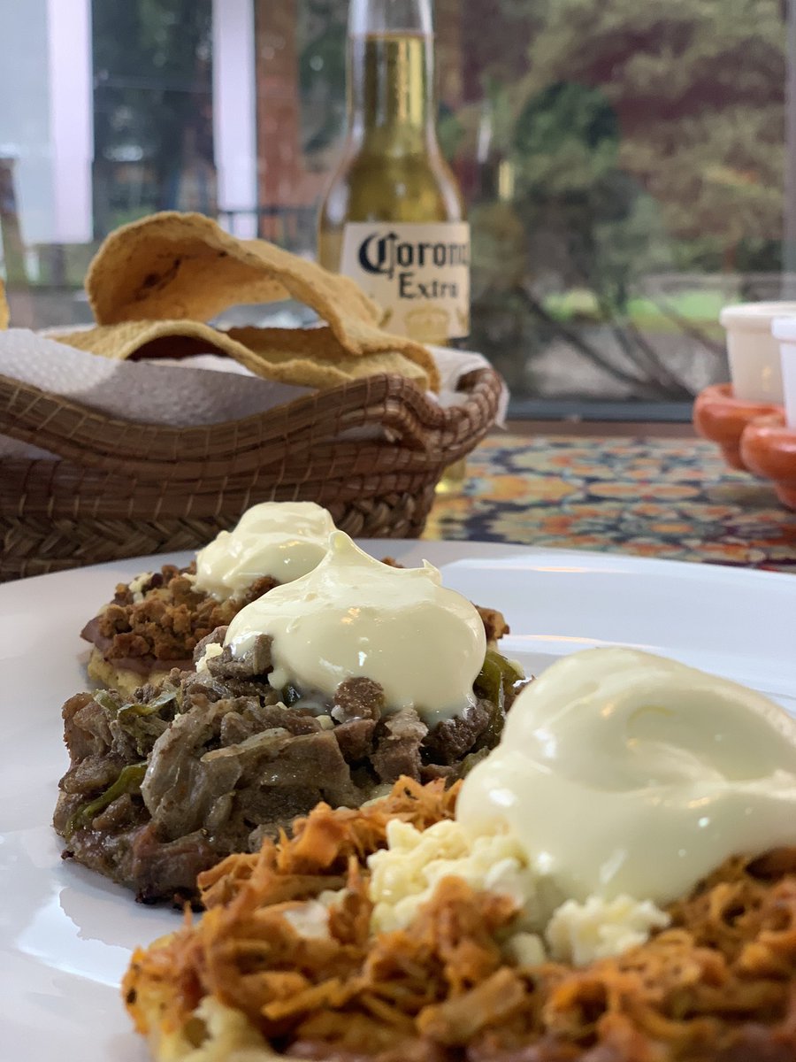 taquerialamicho's tweet photo. Sopes de cochinita pibil - bistec- chorizo con papas 🤤
Nos encantan! 
¿Cual es tu favorito ?
#sopes #comidamexicana #quitorestaurantes #quitoecuador #cochinitapibil #delicious #antojitosmexicanos https://t.co/chI1LJAHI8
