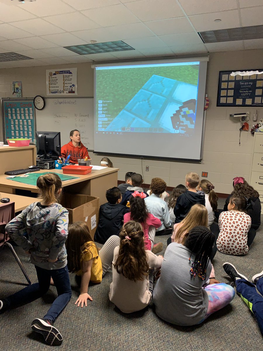 RobinZorkic's tweet photo. We are building arrays in Minecraft with Mrs. Davis #esesoar https://t.co/pz03pUXo6T