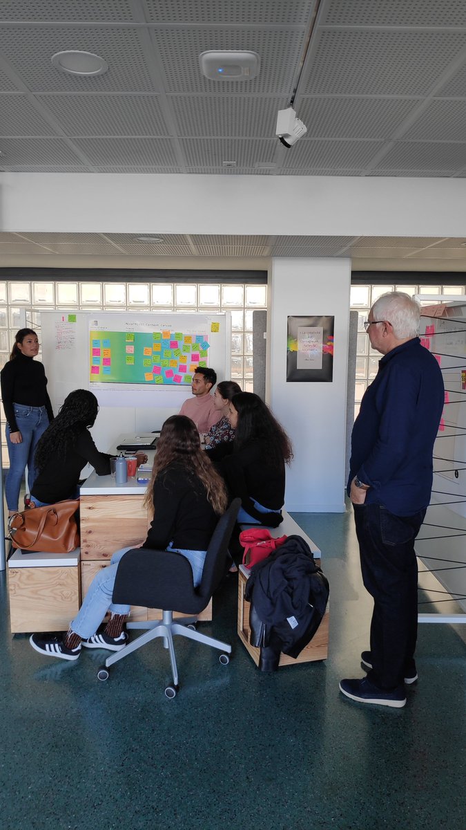 📷 Throwback #publicspeaking coaching session with David Ward-Perkins. 

La prise de parole en public est une compétence fondamentale que les étudiants ont pu perfectionner le temps d'une journée. 👏