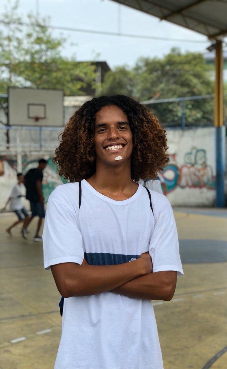 J_Ofc_'s tweet photo. Carinha de quem já sabe q vai passar de série direto 👨🏾‍🎓🥳 https://t.co/l5ScjRUlPj