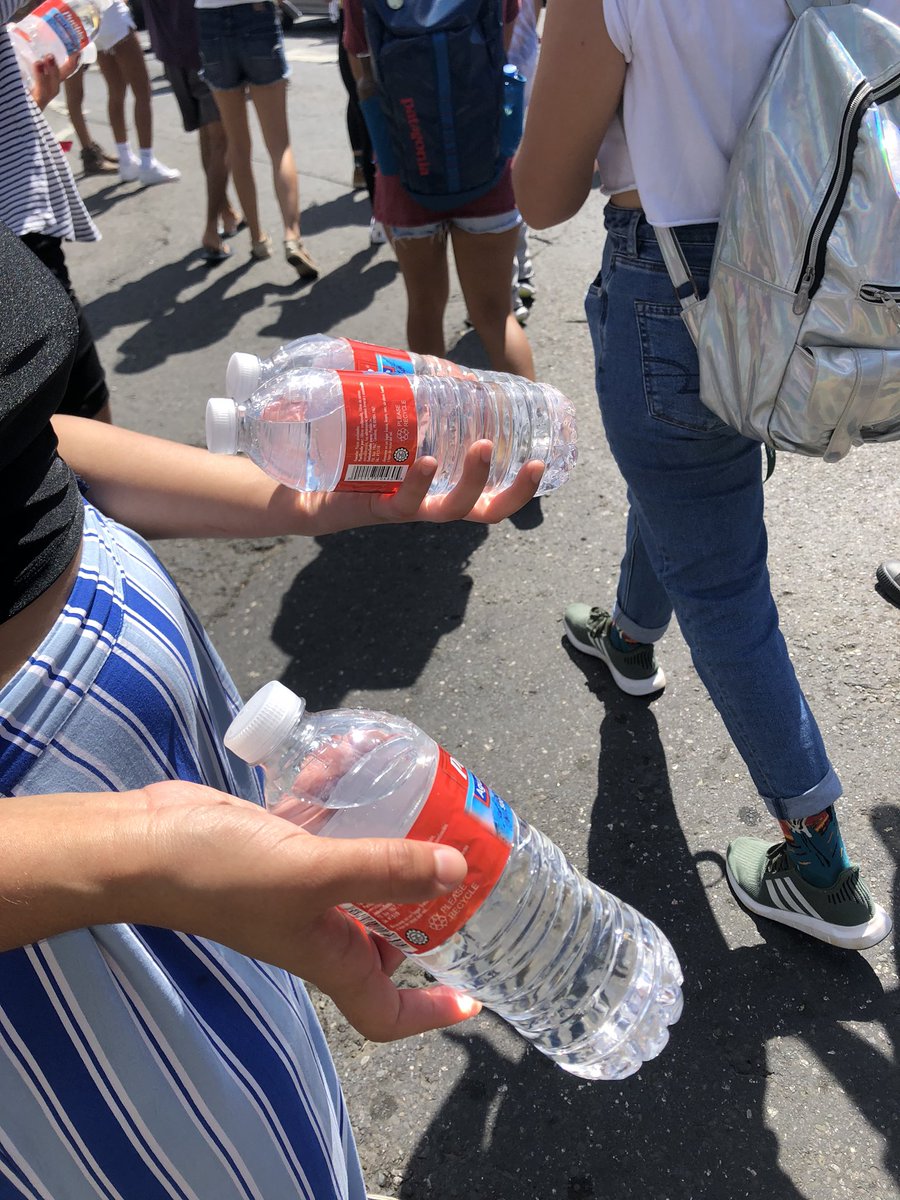 CCMUPR's tweet photo. La salud primero. Estudiantes reparten botellas de agua durante el piquete.✊🏻
#UPRAccesible | #ParoRUM | #CCMInforma https://t.co/ZzhZ4UGvfe