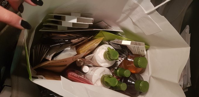 petit (gros) plaisir du jour 😍 @YvesRocherFR &eacute;tait en promo...et comme j'avais envie de prendre soin<a class="tags" target="_blank" title="On Twitter" href="/?out=eyJ0eXAiOiJKV1QiLCJhbGciOiJIUzUxMiJ9.eyJpYXQiOjE3MjA2MTQ4NjUsImlzcyI6InR3cG9ybnN0YXJzLmNvbSIsIm5iZiI6MTcyMDYxNDg2NSwiZXhwIjoxNzUyMTUwODY1LCJyZWRpcmVjdF91cmwiOiJodHRwczovL3R3aXR0ZXIuY29tL1l2ZXNSb2NoZXJGUiJ9.HclKDeE_3xzefWV7aL1aY2z40PPBQigzwHuTOobc2bEqsu_eTyGQKyr1a55rDbSWTN75YtgStrJB1b8Fn3k-2Q">@YvesRocherFR</a>