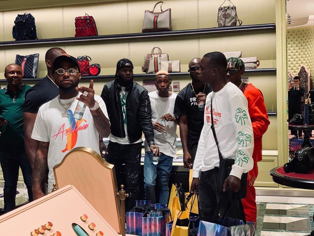 TycoonRazzi's tweet photo. @iam_Davido took the whole squad shopping in Dubai💨💨💨
Follow who know road💥💥
AMW/DMW ✊
CC : @Aloma_Dmw @Lhilfrosh https://t.co/G8fVh3l9cG