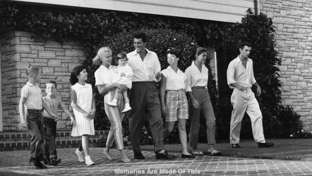 Deana Martin on X: "The Dean Martin Family ✨ 📷 Dean Paul, Ricci, Deana, Jeanne, Gina, Dean, Gail, Claudia & Craig 😍 #TBT https://t.co/ptAKhPv0uf" / X