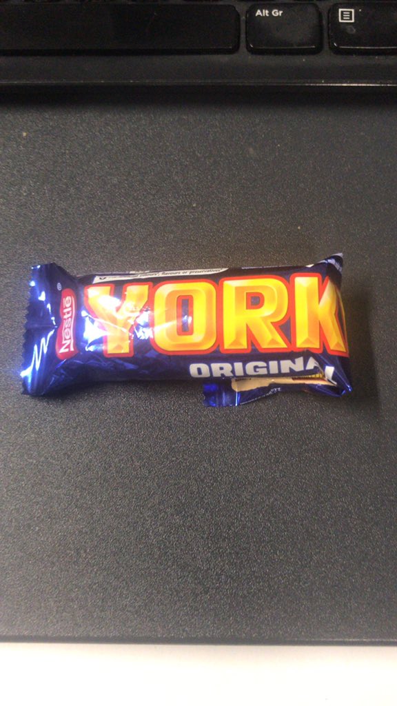robwar123's tweet photo. @NestleUKI I am not one to complain but my Yorkie is literally half the packet, as in I have a York. I have folded the packet where the York stops. What’s going on?! https://t.co/8BfIk4iwF1