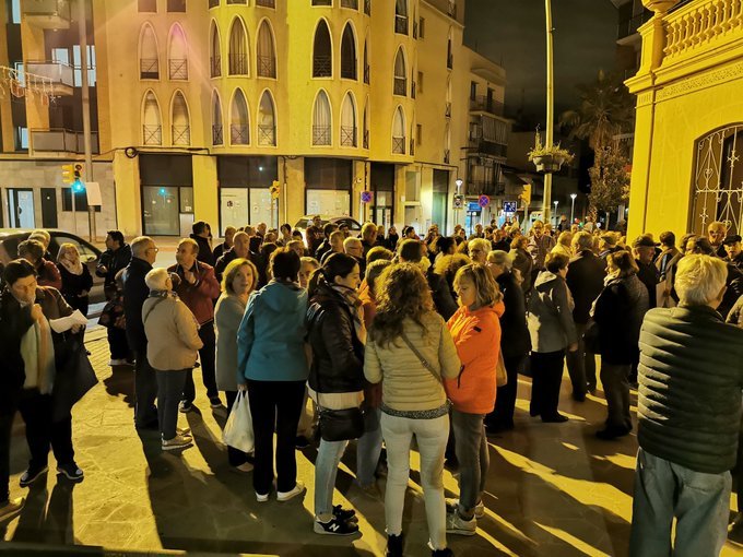 Doli10's tweet photo. Pallejà: Manifestació en contra del nou impost de l'Àrea metropolitana de Barcelona. L'associació de veïns recalca que és injust i abusiu, i busquen cohesió amb altres municipis afectats per aquest robatori @etvllobregat @lapremsadelbaix #NoaltributAMB #Pallejà https://t.co/0SFE9A5RQq
