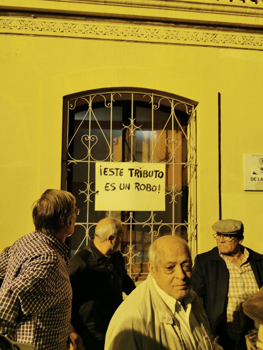 Doli10's tweet photo. Pallejà: Manifestació en contra del nou impost de l'Àrea metropolitana de Barcelona. L'associació de veïns recalca que és injust i abusiu, i busquen cohesió amb altres municipis afectats per aquest robatori @etvllobregat @lapremsadelbaix #NoaltributAMB #Pallejà https://t.co/0SFE9A5RQq