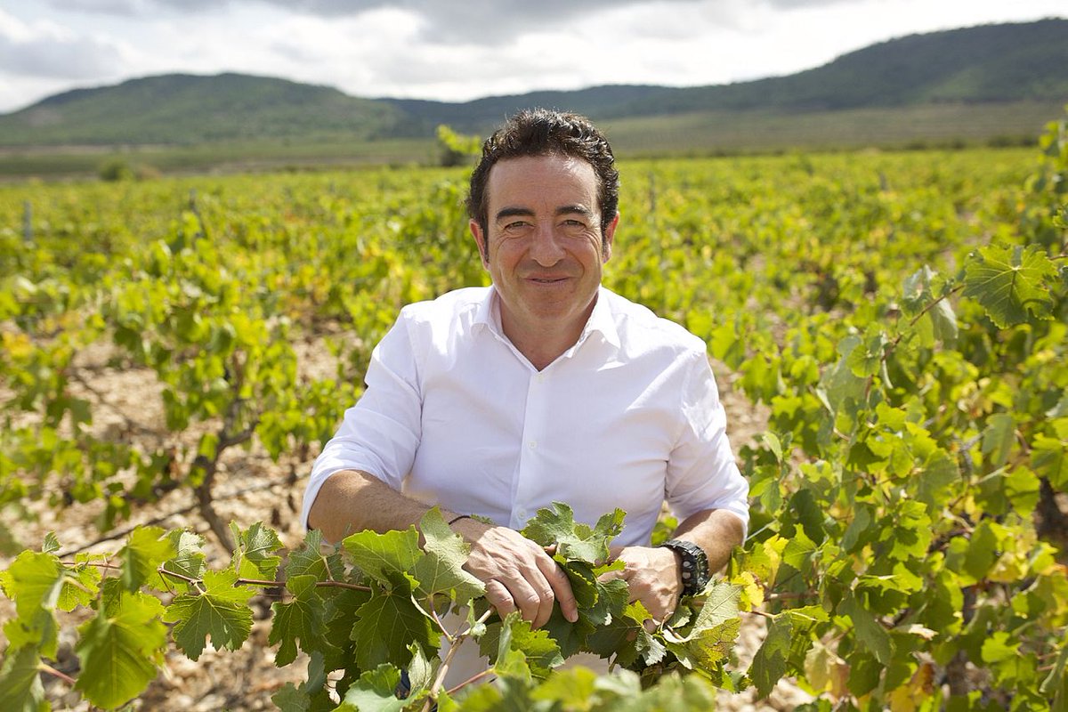 TheWineSociety's tweet photo. Your #commuteread is our new interview with Pepe Mendoza, Spain's terroir-obsessed rising star! Read about his winemaking philosophy, the potential of Alicante's native grapes & the challenges of making elegant wines in the blistering heat of south Spain: https://t.co/ONgcUwyiy1 https://t.co/3LK7Jac96q