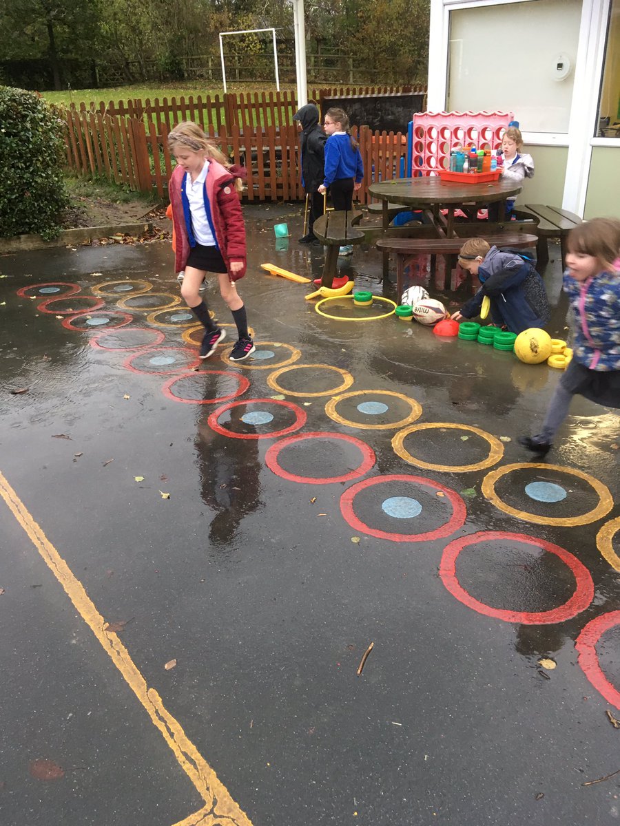 churchpreen's tweet image. When it rains we build our own flood defences! #environmentagency #rainplay