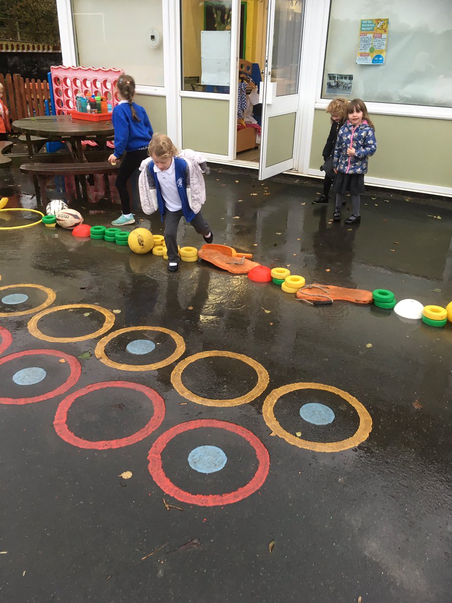 churchpreen's tweet image. When it rains we build our own flood defences! #environmentagency #rainplay
