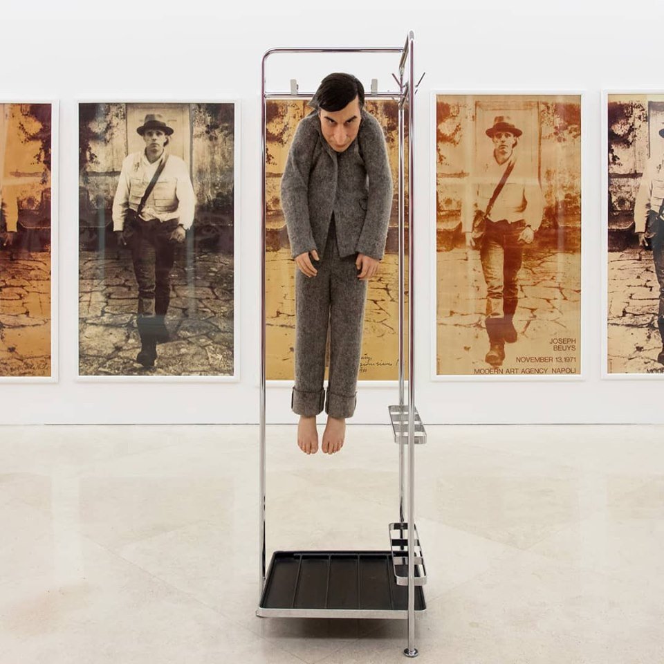 museomadre's tweet photo. Come #JosephBeuys,#MaurizioCattelan usa la propria immagine per dare un senso alla sua opera, e la sua affermazione perpetua "Io non sono davvero un artista" è semplicemente un'inversione della dichiarazione di Beuys che"ogni uomo è un artista".
#ThrowbackThursday #throwbackMadre https://t.co/K31axdMKK5