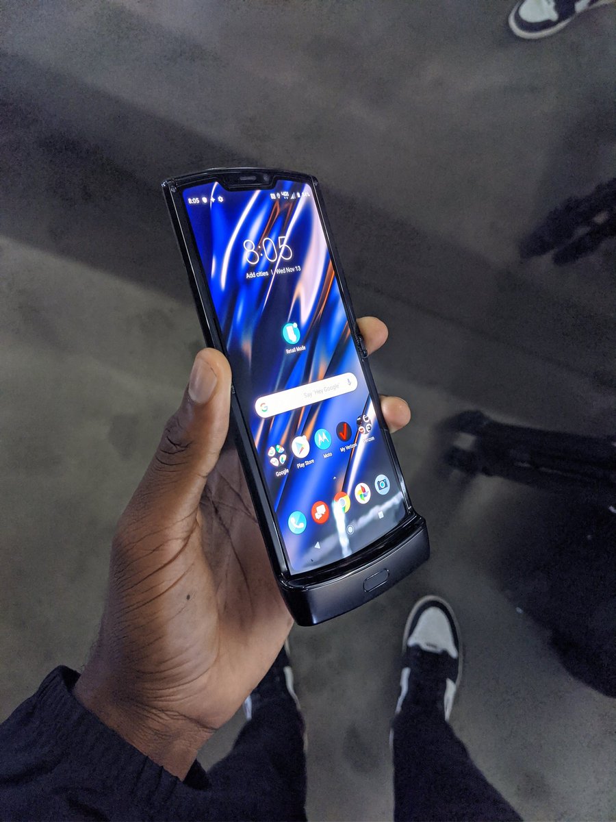 borrachito's tweet photo. ¡El Motorola RAZR está devuelta! 😍

Nostalgia pura... https://t.co/U9A0sWymEK