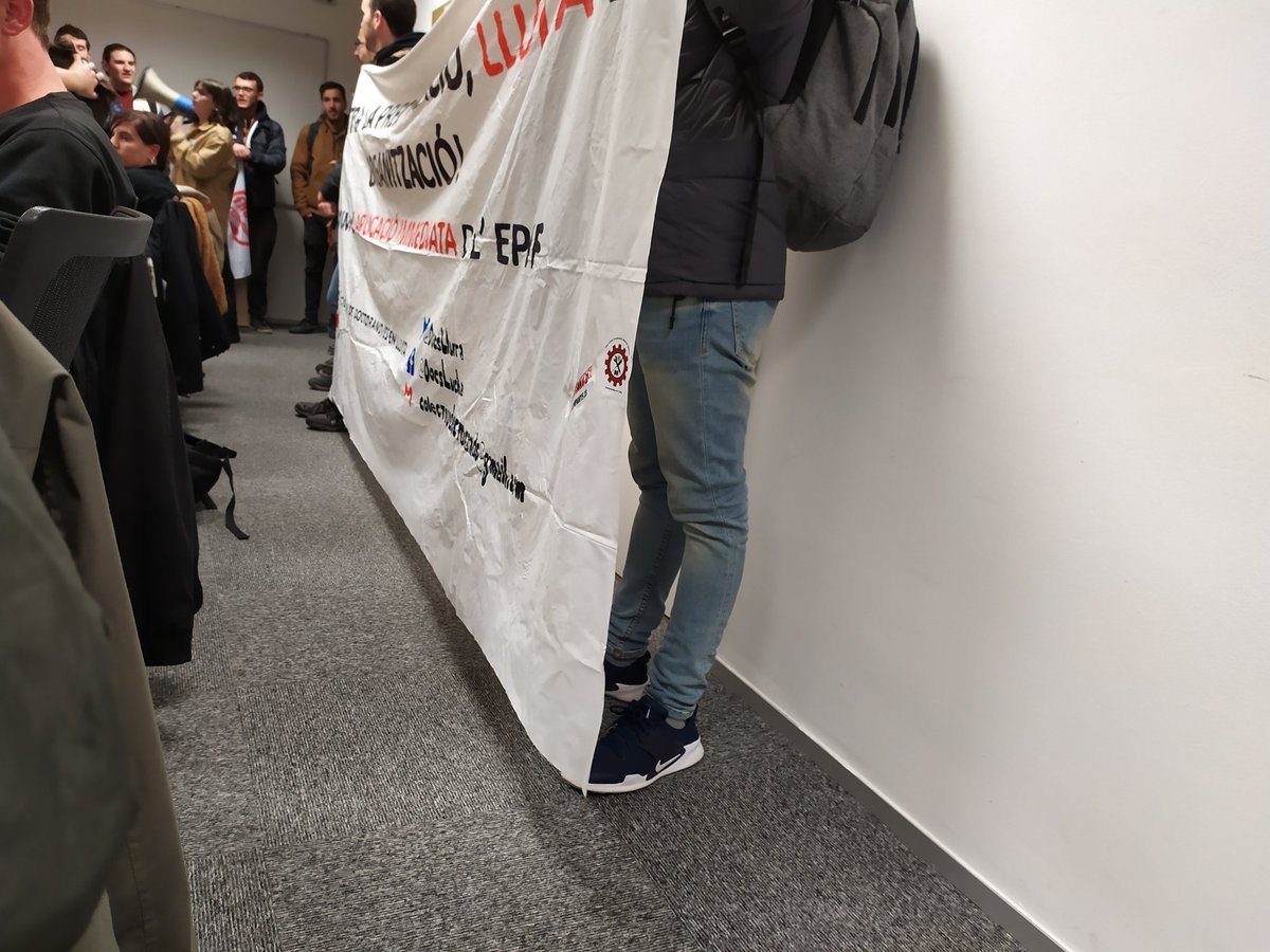 Doctorandes en Lluita UB (@docslluitaub) on Twitter photo 🔴 MÀXIMA DIFUSIÓ 🔴
Fem una crida a que TOTHOM es sumi a la concentració! Hem entrat a l'edifici de l'AGAUR i no sortirem fins que ens rebi algú amb competències!
<a href="/perearagones/">Pere Aragonès i Garcia</a> l'#EPIF on és? 🔴 MÀXIMA DIFUSIÓ 🔴
Fem una crida a que TOTHOM es sumi a la concentració! Hem entrat a l'edifici de l'AGAUR i no sortirem fins que ens rebi algú amb competències!
<a href="/perearagones/">Pere Aragonès i Garcia</a> l'#EPIF on és?