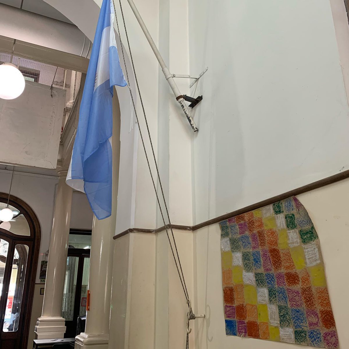 OmarMuruaOK's tweet photo. En el #Normal7 llenamos la escuela de Wiphalas 🇧🇴🇦🇷,defendiendo a Evo, la democracia y la igualdad en la diversidad. #NoAlGolpeDeEstadoEnBolivia #NoAlGolpe https://t.co/yRMU5NJUEI