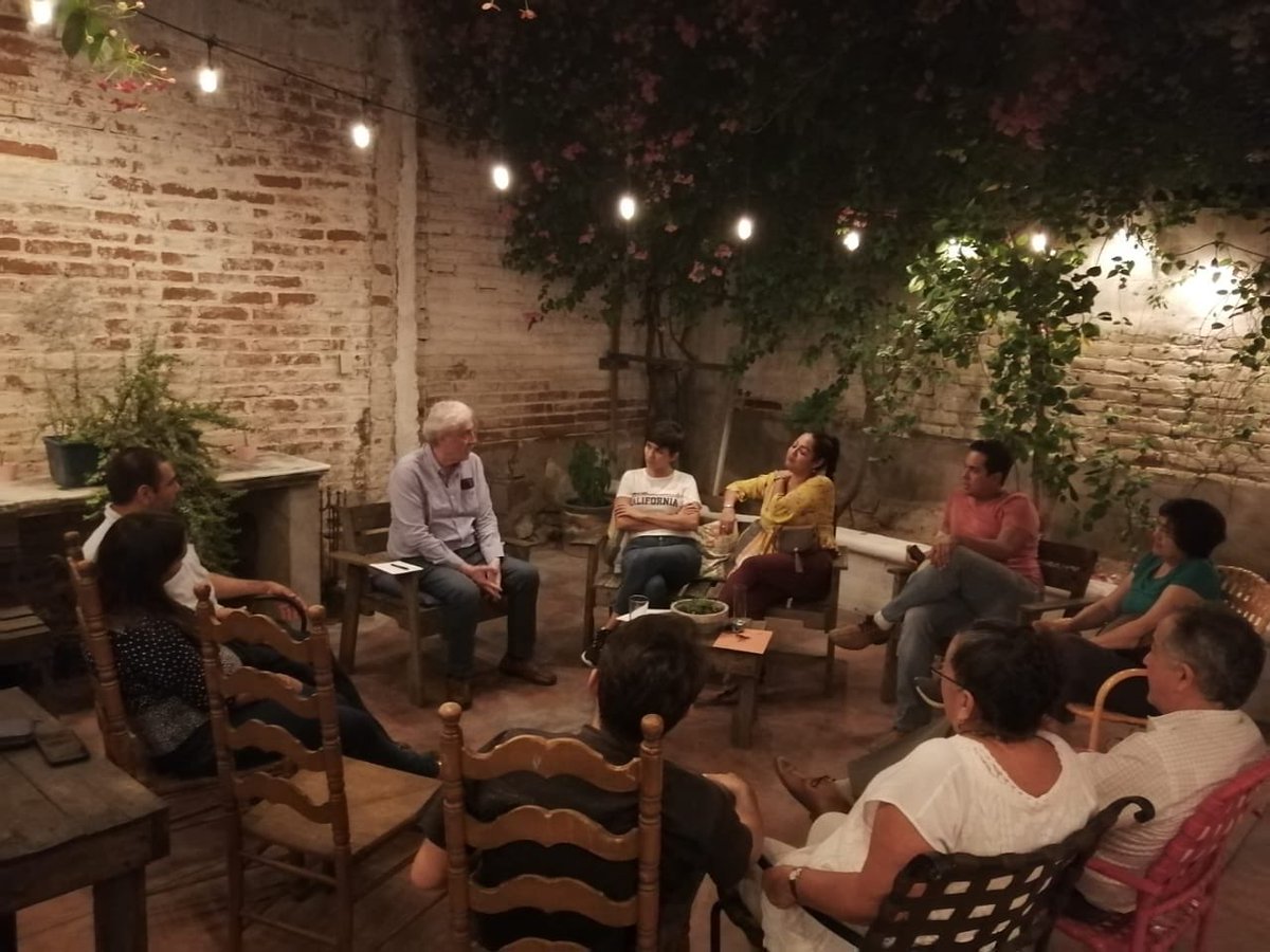 Ayer tuvimos una bellísima noche con el arquitecto @idearqsc de la @f_democracia. Escuchamos la historia de un exiliado de la dictadura Agentina y su interpretación de los sucesos actuales en Latino América.