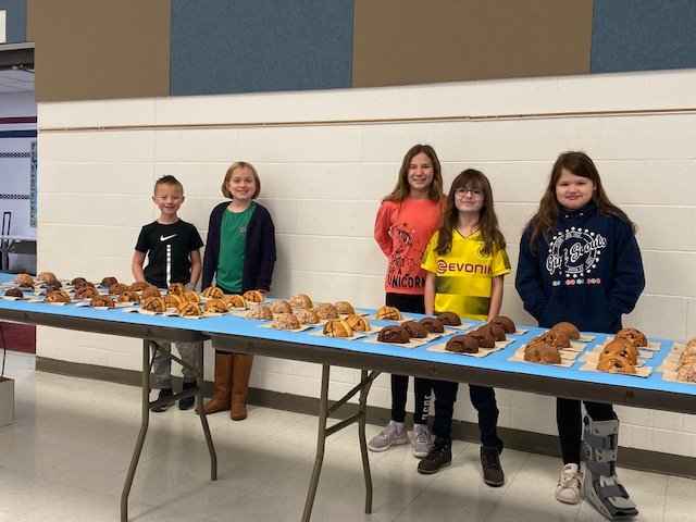RedwoodALCS's tweet photo. Student Council helps with Muffins with Mom! https://t.co/j7G5zJ3Y6U
