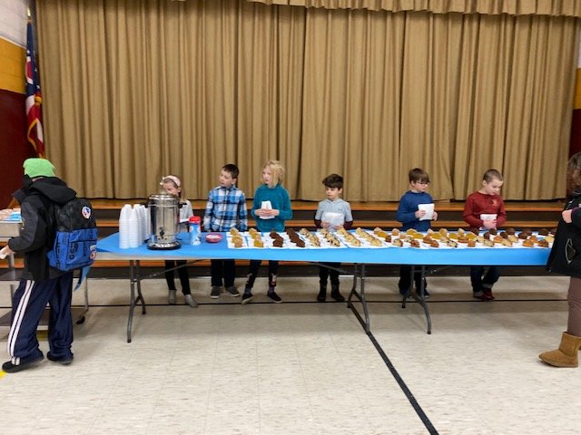 RedwoodALCS's tweet photo. Student Council helps with Muffins with Mom! https://t.co/j7G5zJ3Y6U