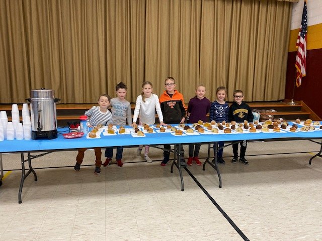 RedwoodALCS's tweet photo. Student Council helps with Muffins with Mom! https://t.co/j7G5zJ3Y6U